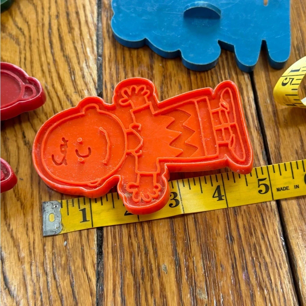 Charlie Brown Peanuts plastic cookie cutters.  Good condition. Set of four.